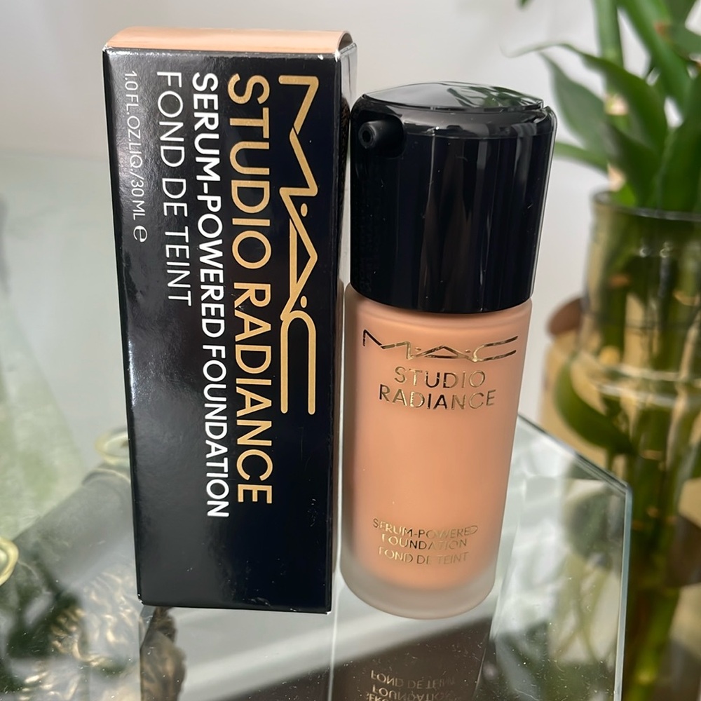 MAC Studio Radiance Serum Powdered in NW18